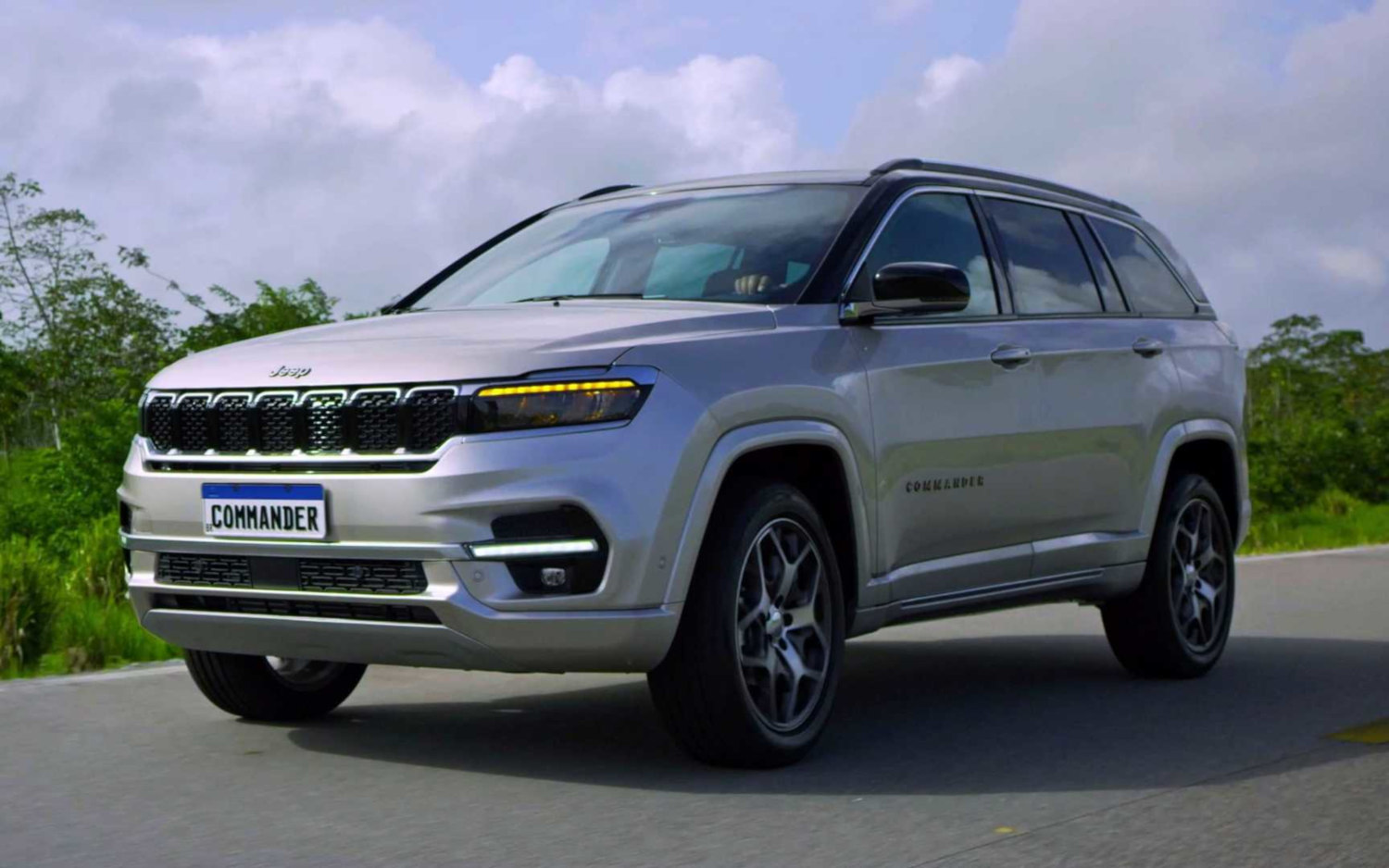 Comparison Audi Q3 Sportback 40 TFSI S line 2021 vs Jeep